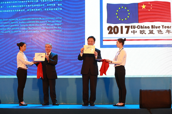 Director Wang Hong and Villa Commissioner unveiled the Central European Blue Year Post Memorial Seal and Stamps