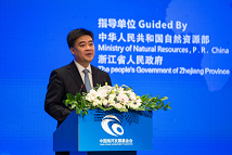 He Zhongwei, Mayor of Zhoushan Municipal People's Government, delivered a speech